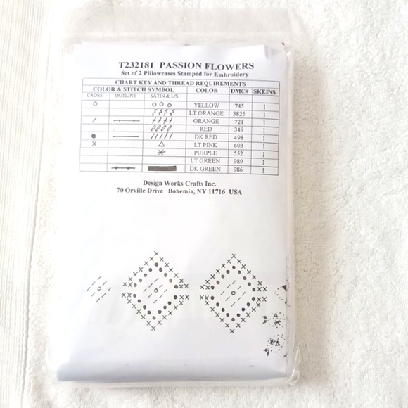 Design Works Stamped Pillowcases Kit Passion Flowers - Picture 2 of 2